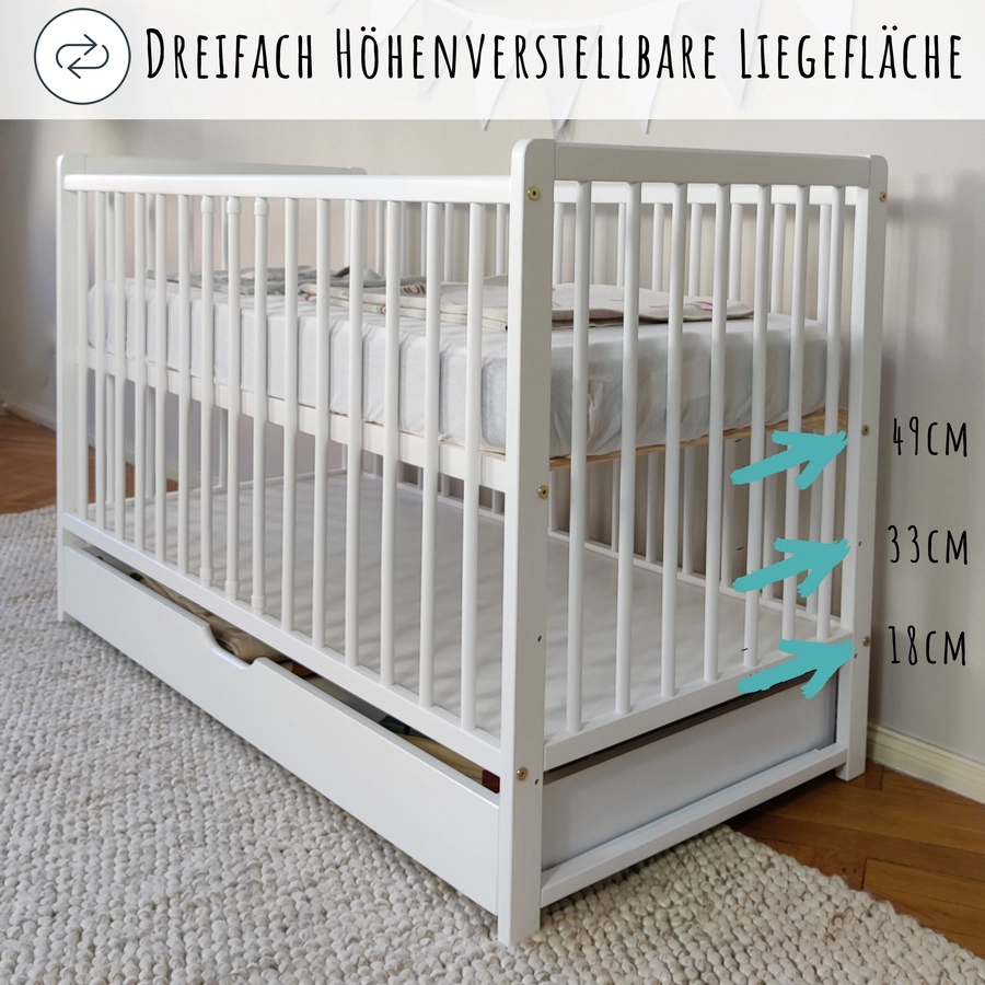 Kids Collective Babybett Gitterbett 60x120 höhenverstellbar & herausnehmbare Sprossen weiß mit Schubl. und Matratze