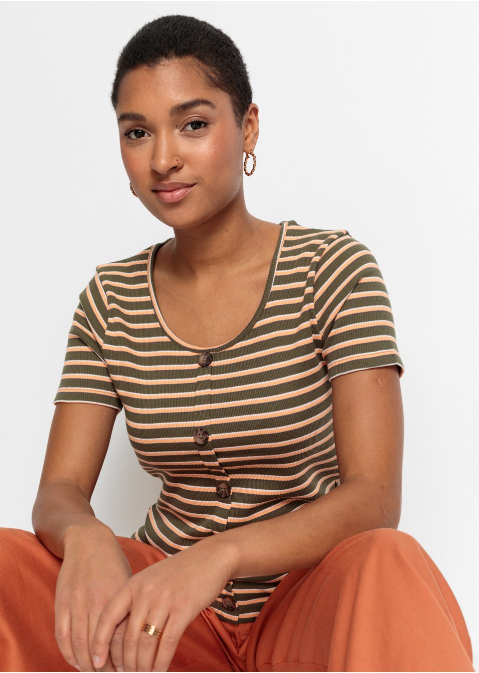 T-shirt côtelé avec boutons décoratifs