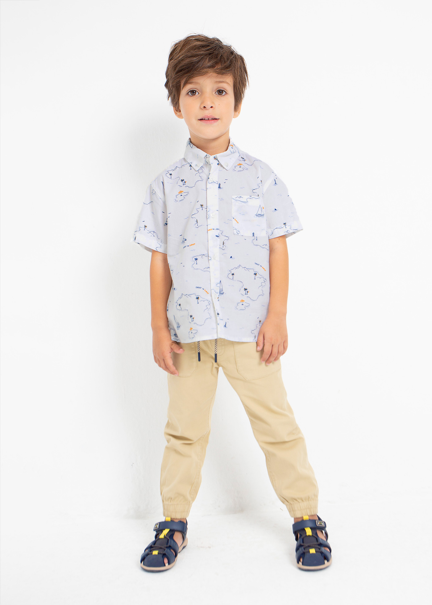 Calças de corte skater para meninos, feitas com algodão sustentável.