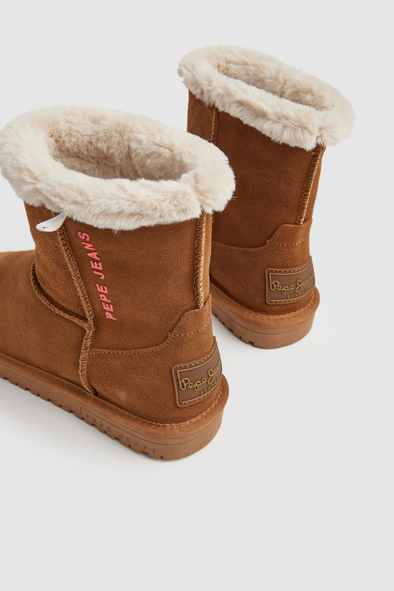 botas de camurça até o tornozelo