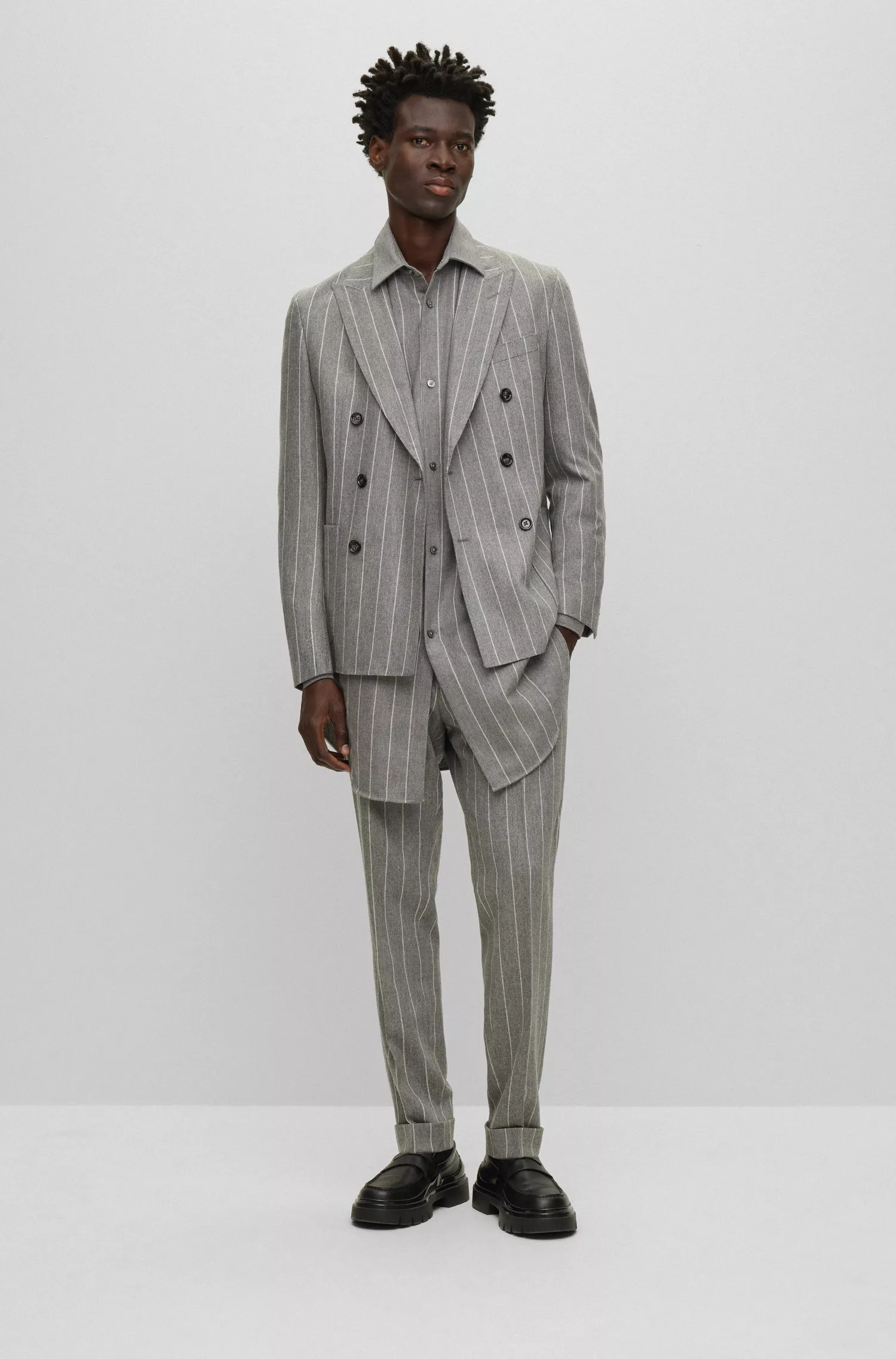 Terno BOSS preto de corte slim, em lã listrada e cashmere.