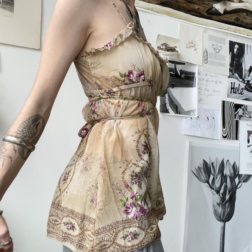 Puffie - Ronde hals, bloemenprint, volantrand, strikceintuur, open rug, camisole top / lage taille, geplooide zoom, maxi-A-lijn rok