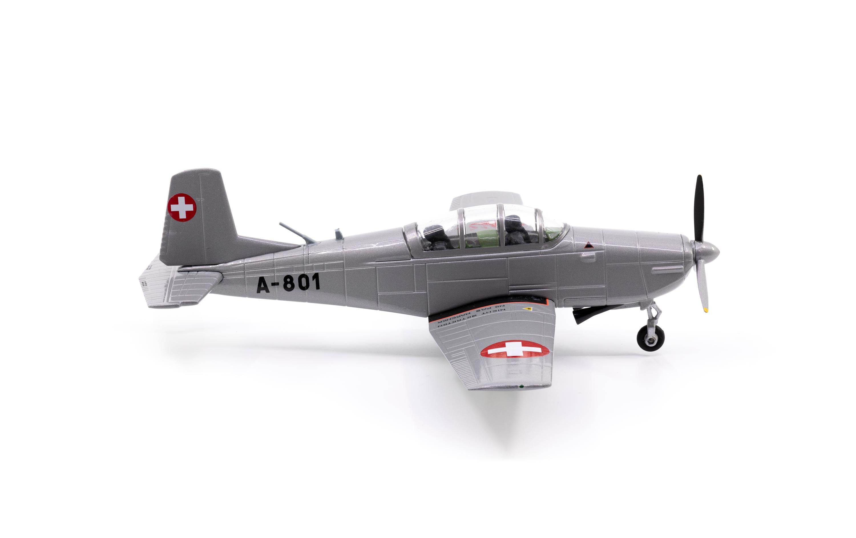 Pilatus P-3 A-801 inkl. Chromständer 1:72Flugzeugmodell mit Display-Ständer