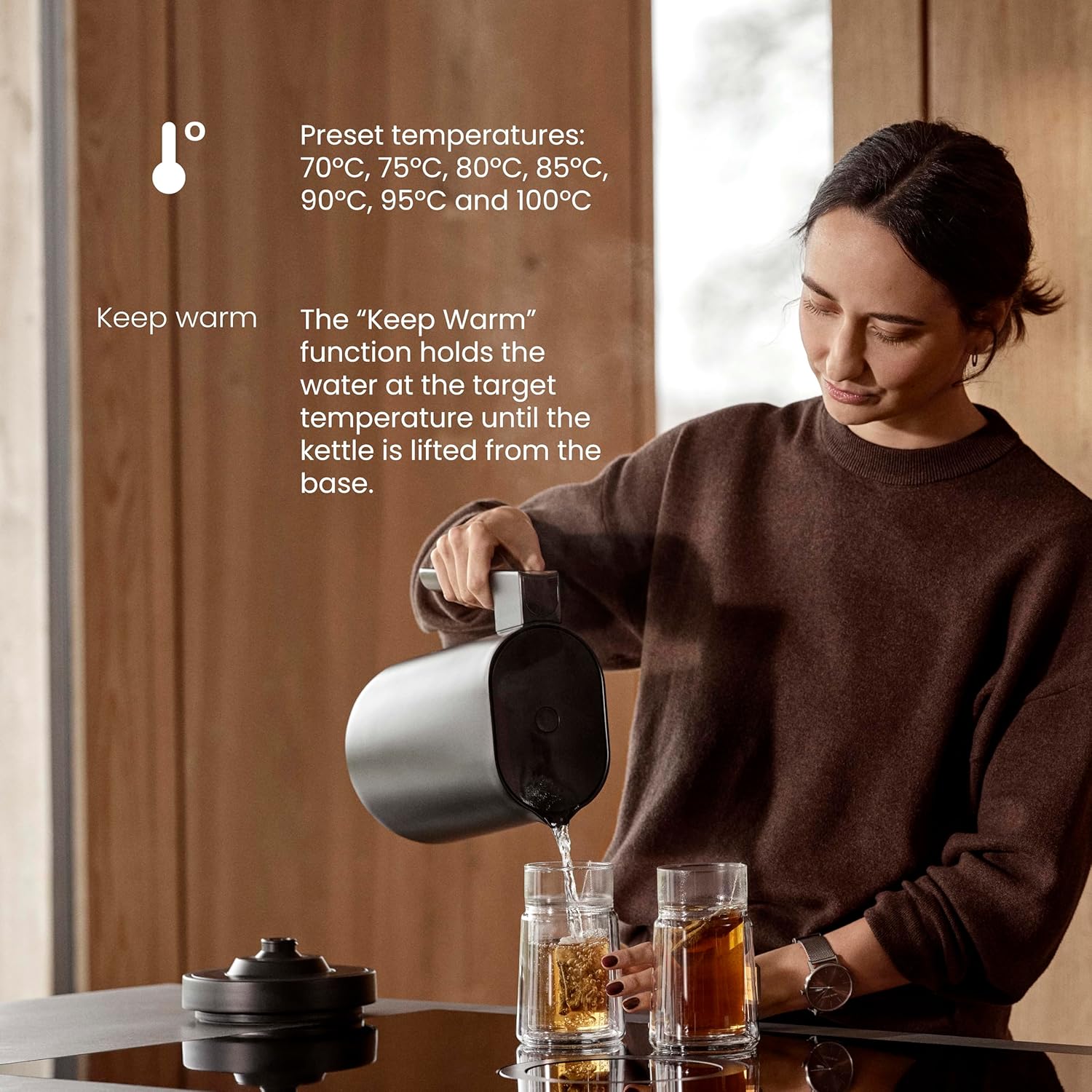 Jacob Jensen Elektrischer Wasserkocher mit Temperatureinstellung von 70°C bis 100°C, Warmhaltefunktion, Signalton, LED-Display mit Temperaturanzeige & Touch-Bedienung, BPA-Frei, 1,2 Liter, Silber