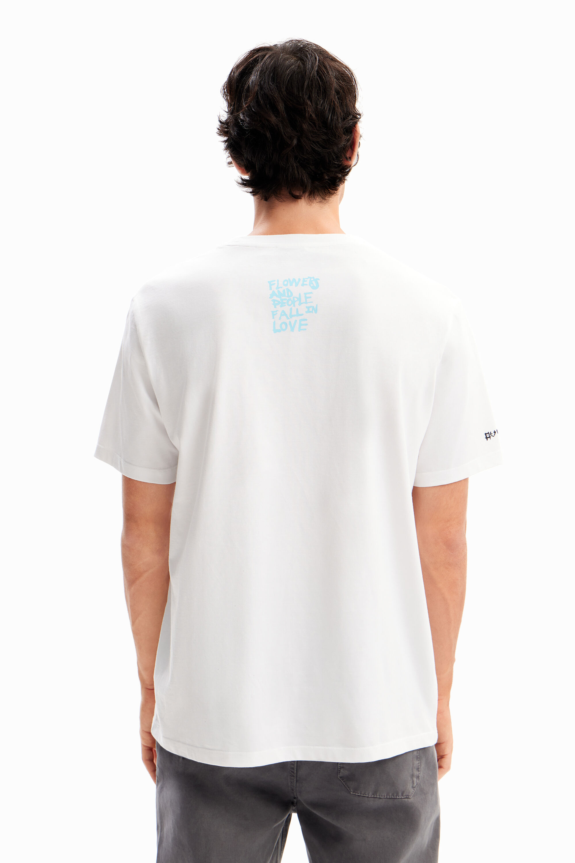 Camiseta artística floral descontraída