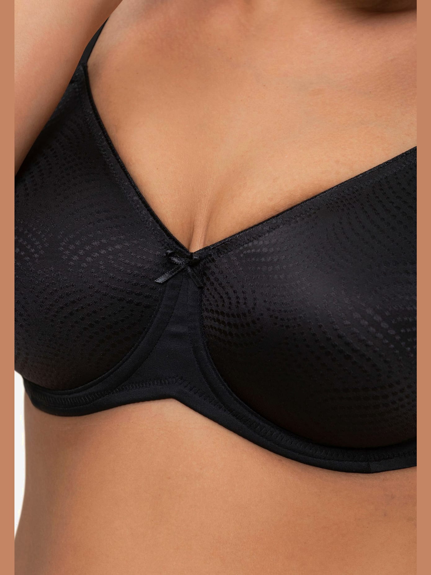 Soutien-gorge minimiseur pour une poitrine visiblement réduite