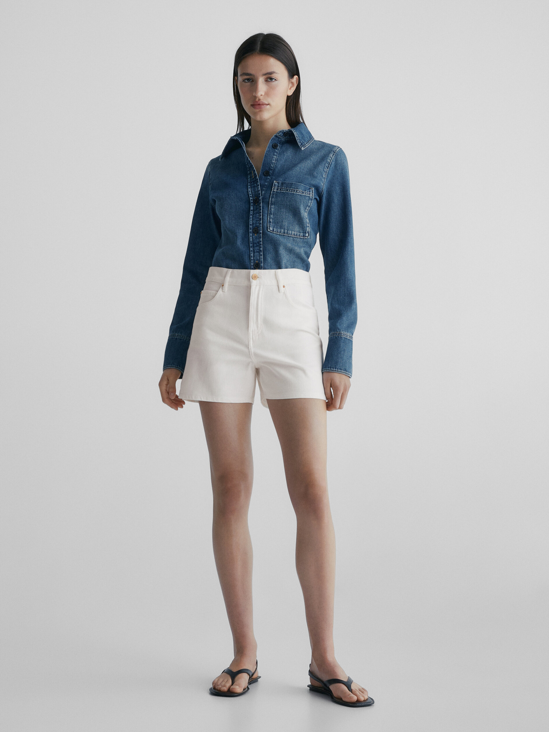 Tiro alto curto em denim - CRUDO