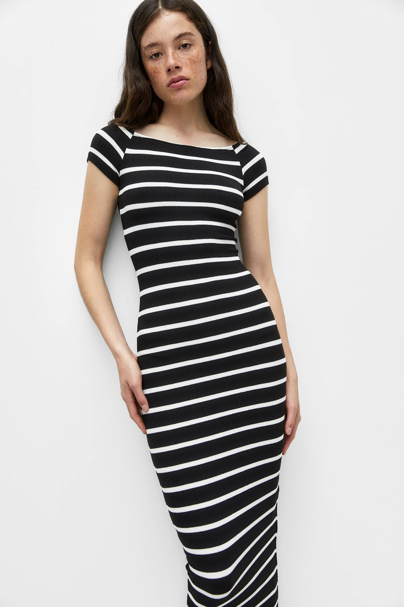 VESTIDO LONGO COM OMBROS À MOSTRA - PRETO/AREIA
