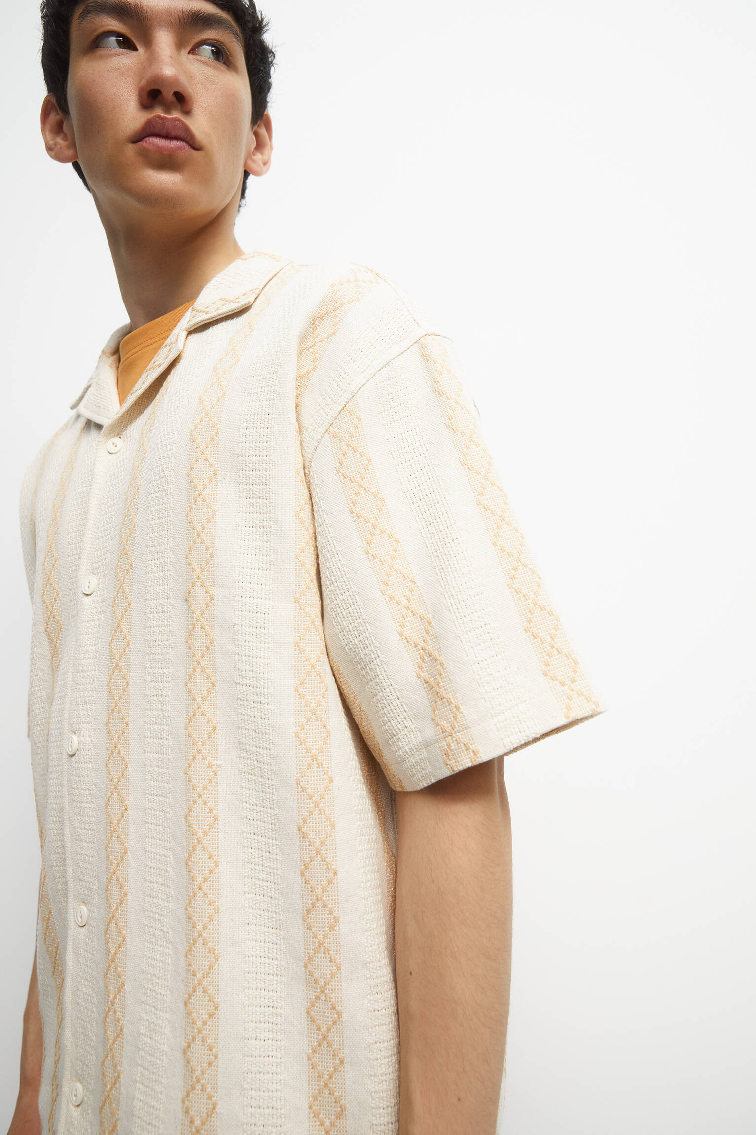 CAMISA DE PRIMAVERA COM DETALHES EM BROCHURA - TAN