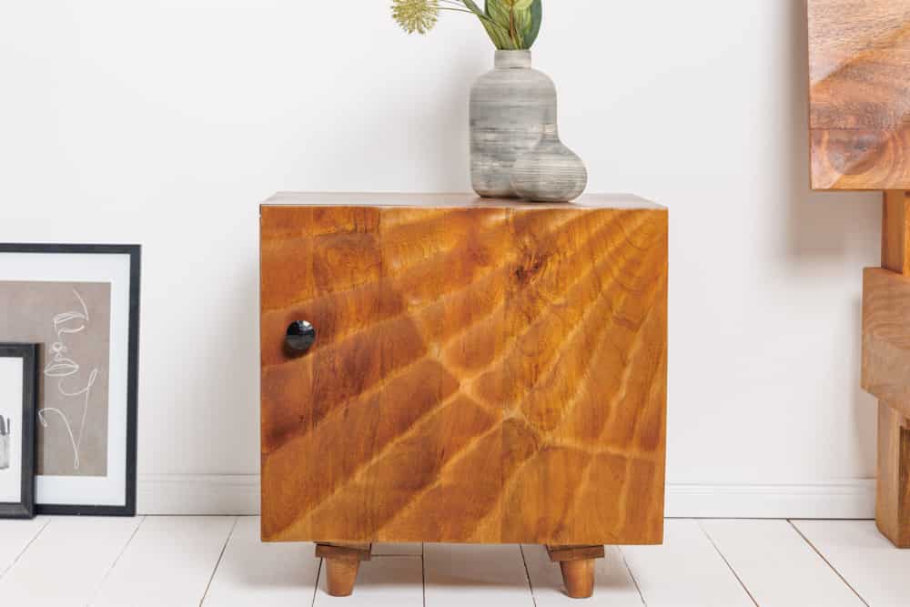 Massiver Nachttisch SCORPION 50cm braun Mangoholz Beistelltisch mit 3D Schnitzereien