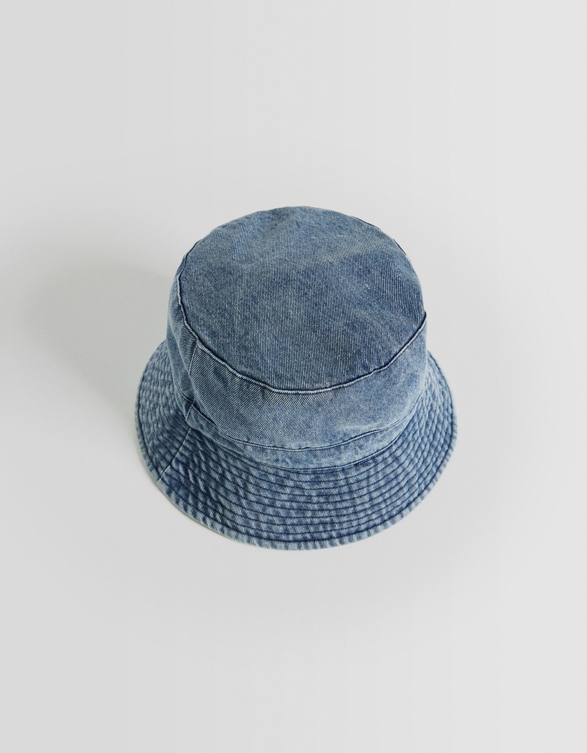 chapéu bucket de brim desbotado