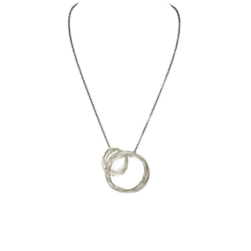 Collier court en plaqué argent fait main avec chaîne et cercles métalliques martelés à la main - Bijou de créateur