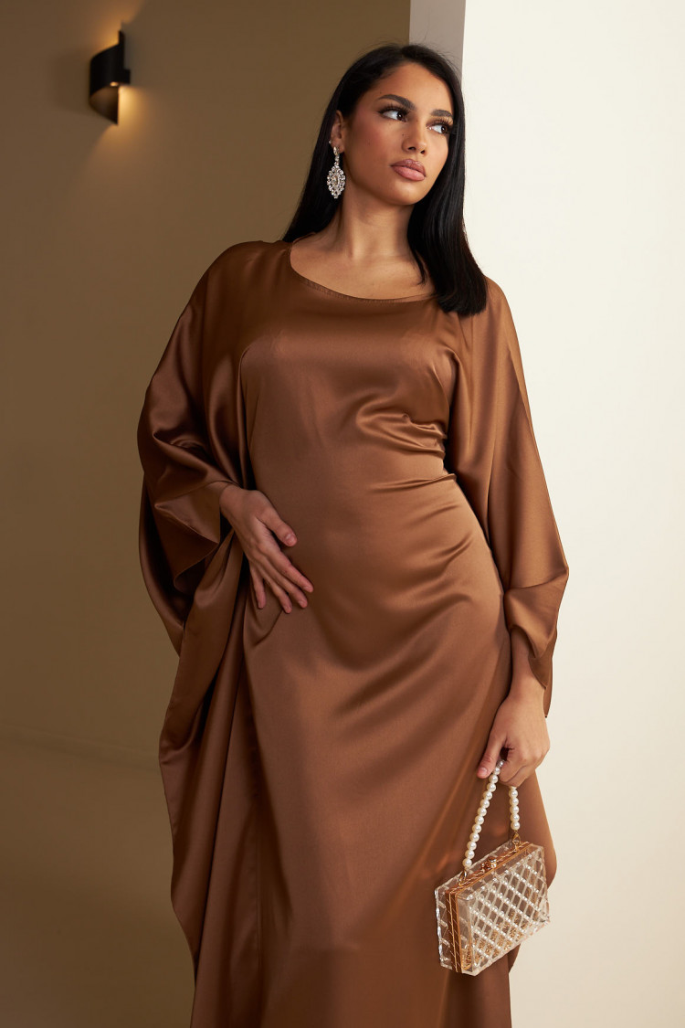 Robe marron en satin ajustée à la taille
