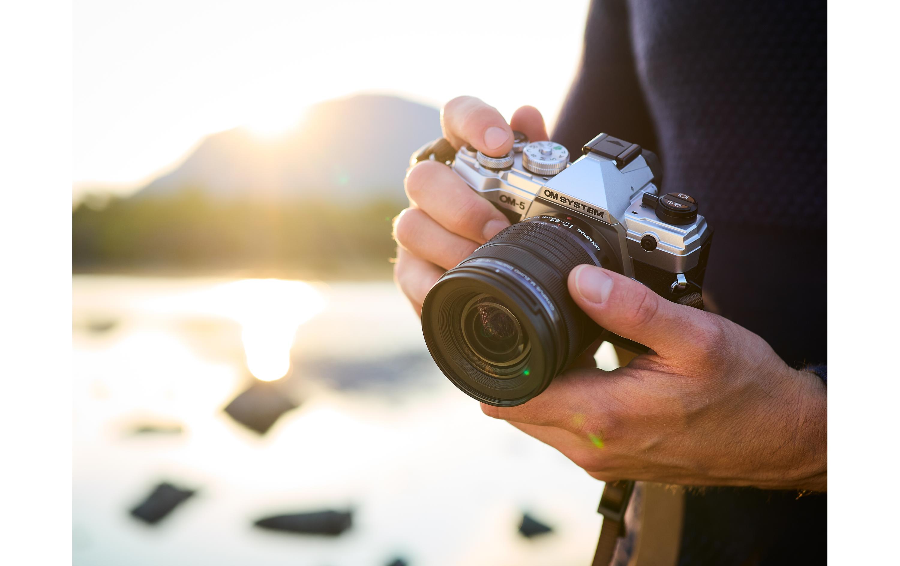 Fotokamera OM-5 M.Zuiko Digital ED 12-45 mm F/4 PRO Silber<br>Spiegellose OM SYSTEM Kamera, Adventure-Kamera
