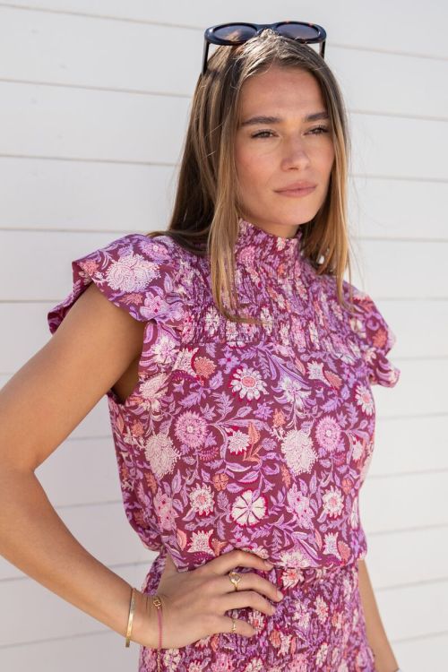 Paarse top met roze bloemenprint en smock