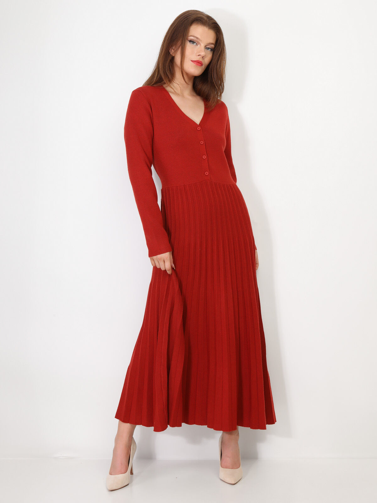 Robe longue plissée à boutons- Rouge foncé
