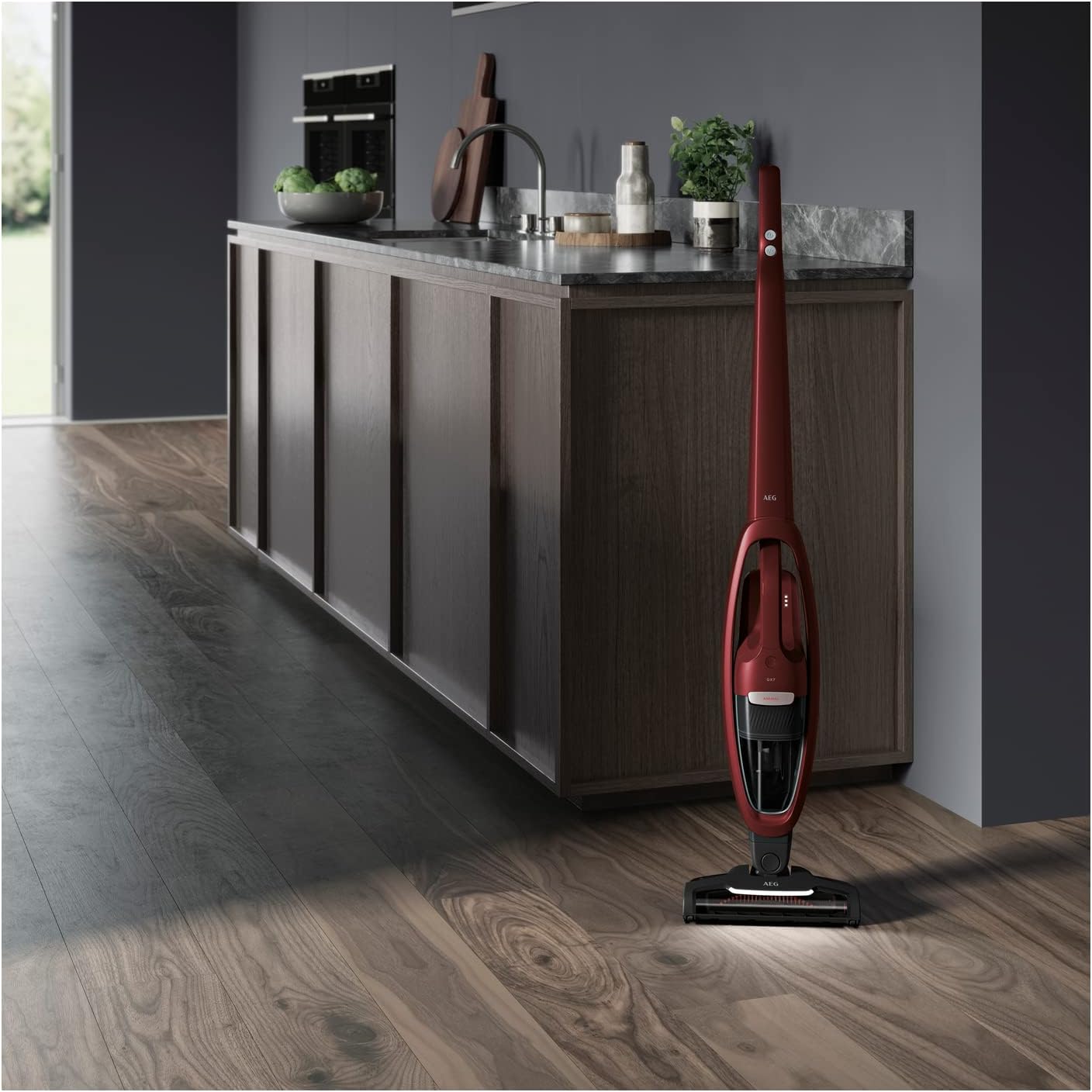 AEG QX7-ANIM 2in1 Akku Staubsauger / schlanke Bauform / Multi-Bodendüse / hochwirksam auf Teppichen / bis zu 50 min Laufzeit / 21,6 Volt / inkl. Tierhaardüse und Zubehör / freistehend / rot