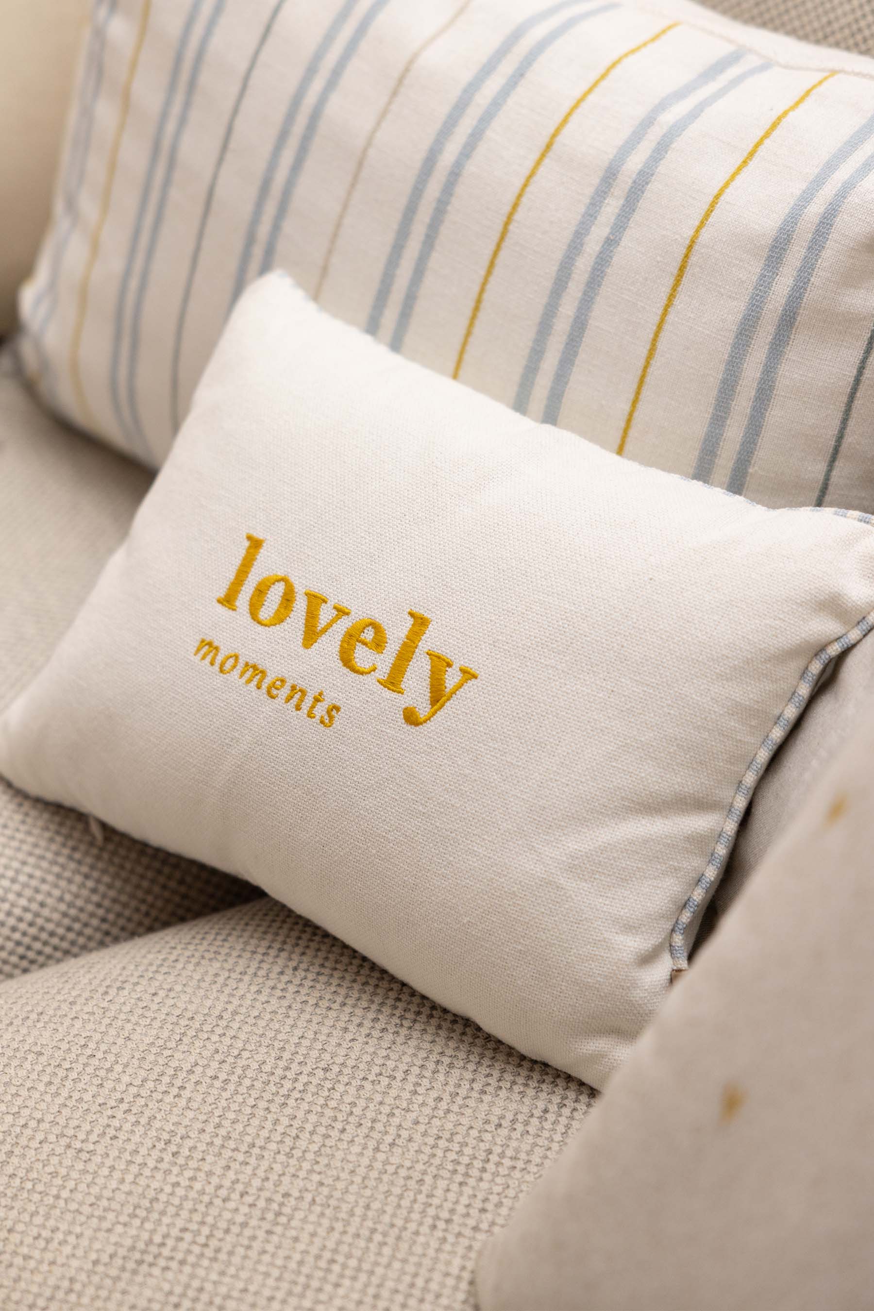 kussen lovely moments gekleurde bies 35x25cm
