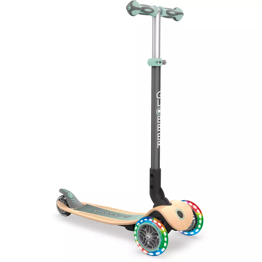 GLOBBER  Scooter PRIMO FOLDABLE WOOD LIGHTS pastell grün - mit Leuchtrollen und Holzdeck