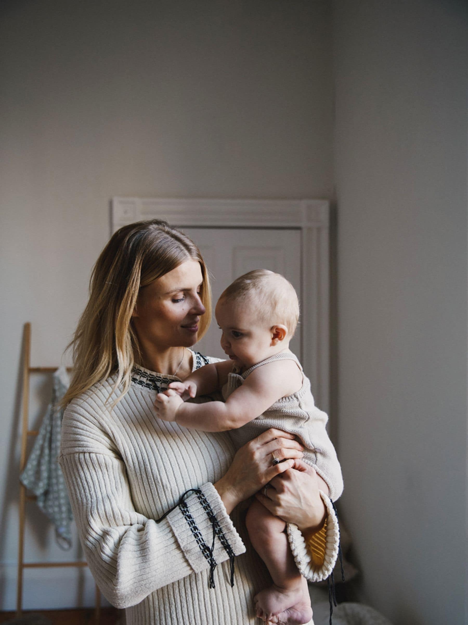 Crème - The Little Tailor stijlvol gebreid babyrompertje van 100% katoen