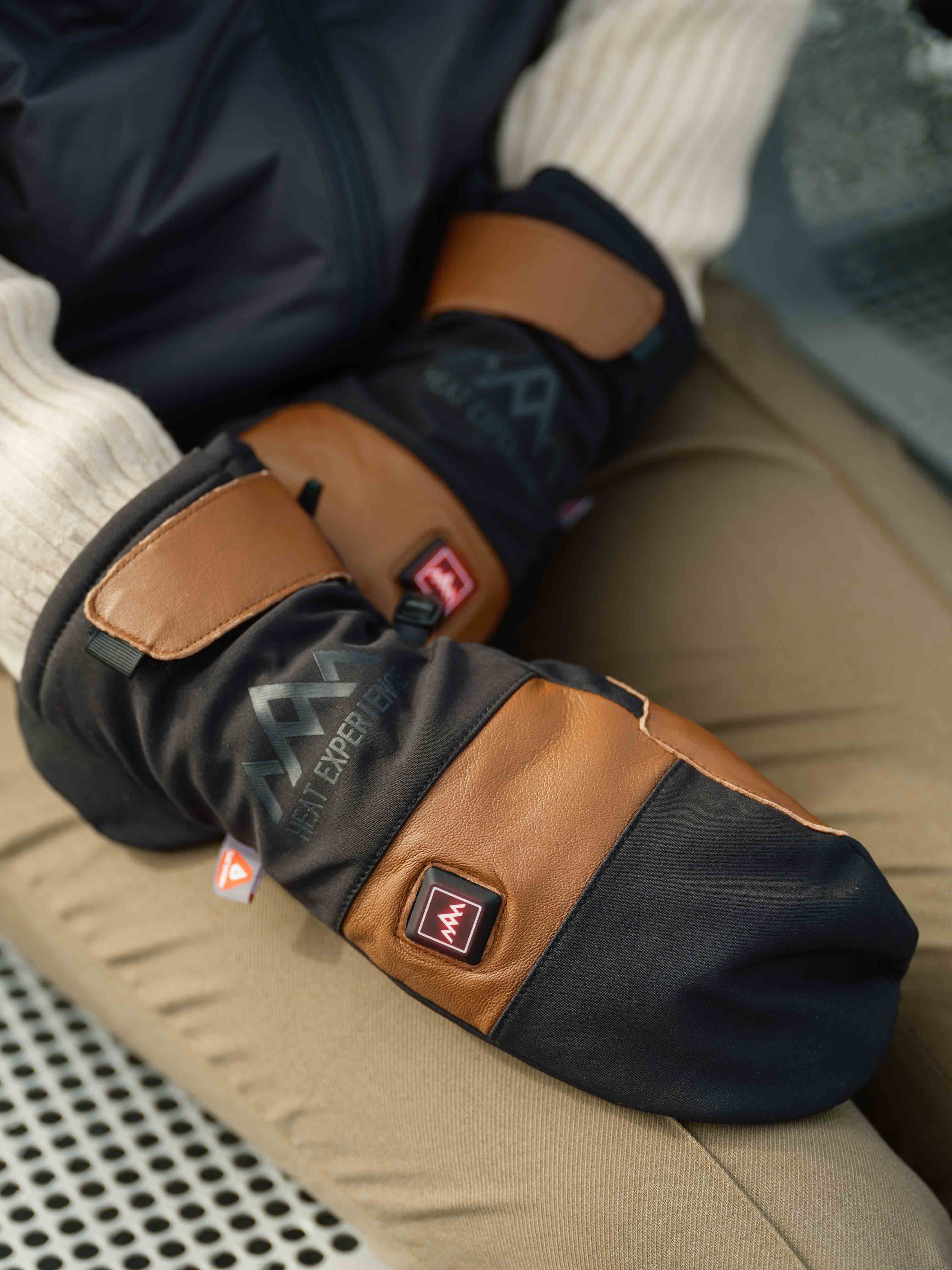 Heated Outdoor Mittens Brown/Black