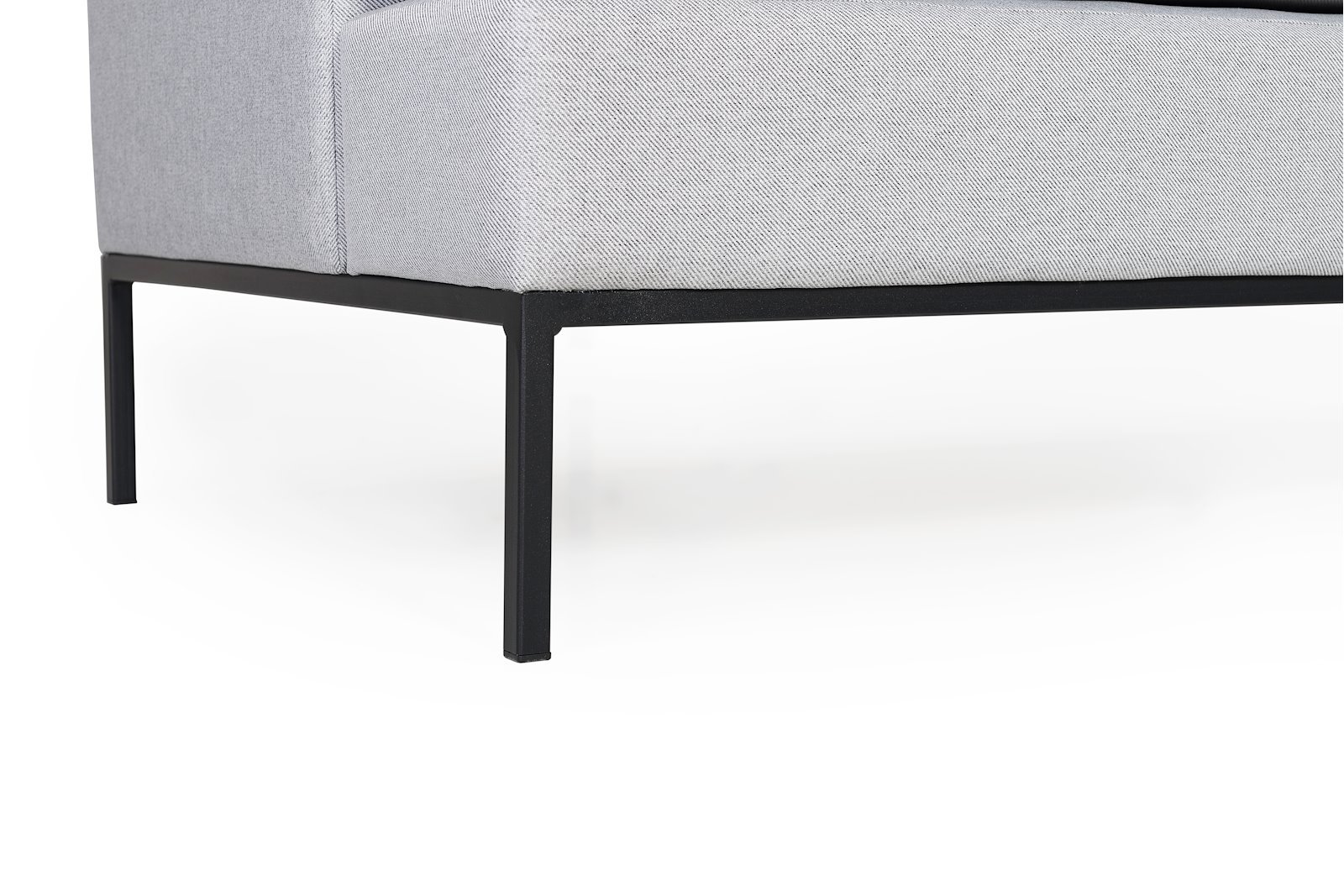 Town spisesofa, 4-seter Tekstil Salsa 3/1 Light Grey med 2 pynteputer. Sort, pulverlakkert understell i stål.