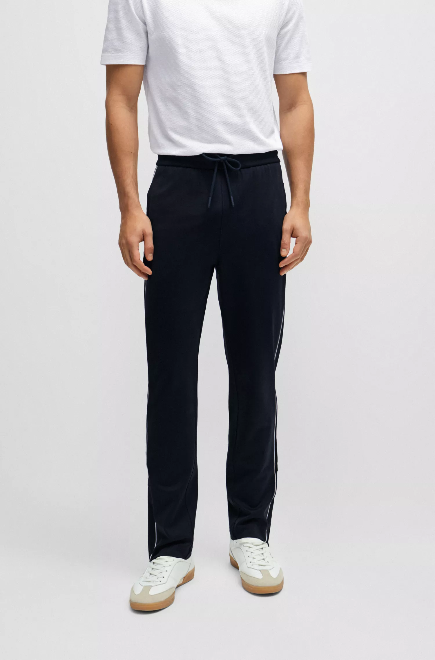 Calça de fato de treino BOSS preta, corte regular, com detalhes contrastantes.
