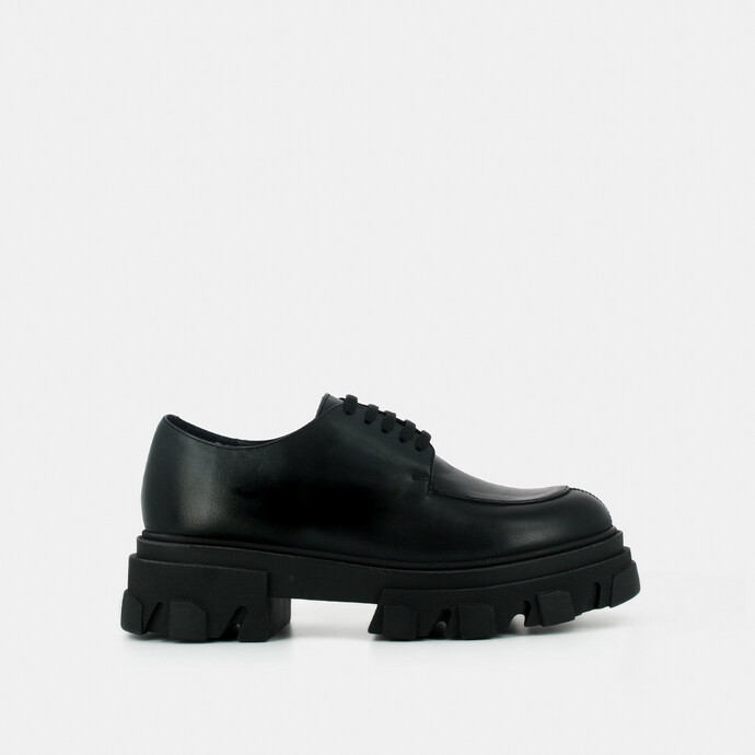 Derbies à semelles crantées  en cuir noir