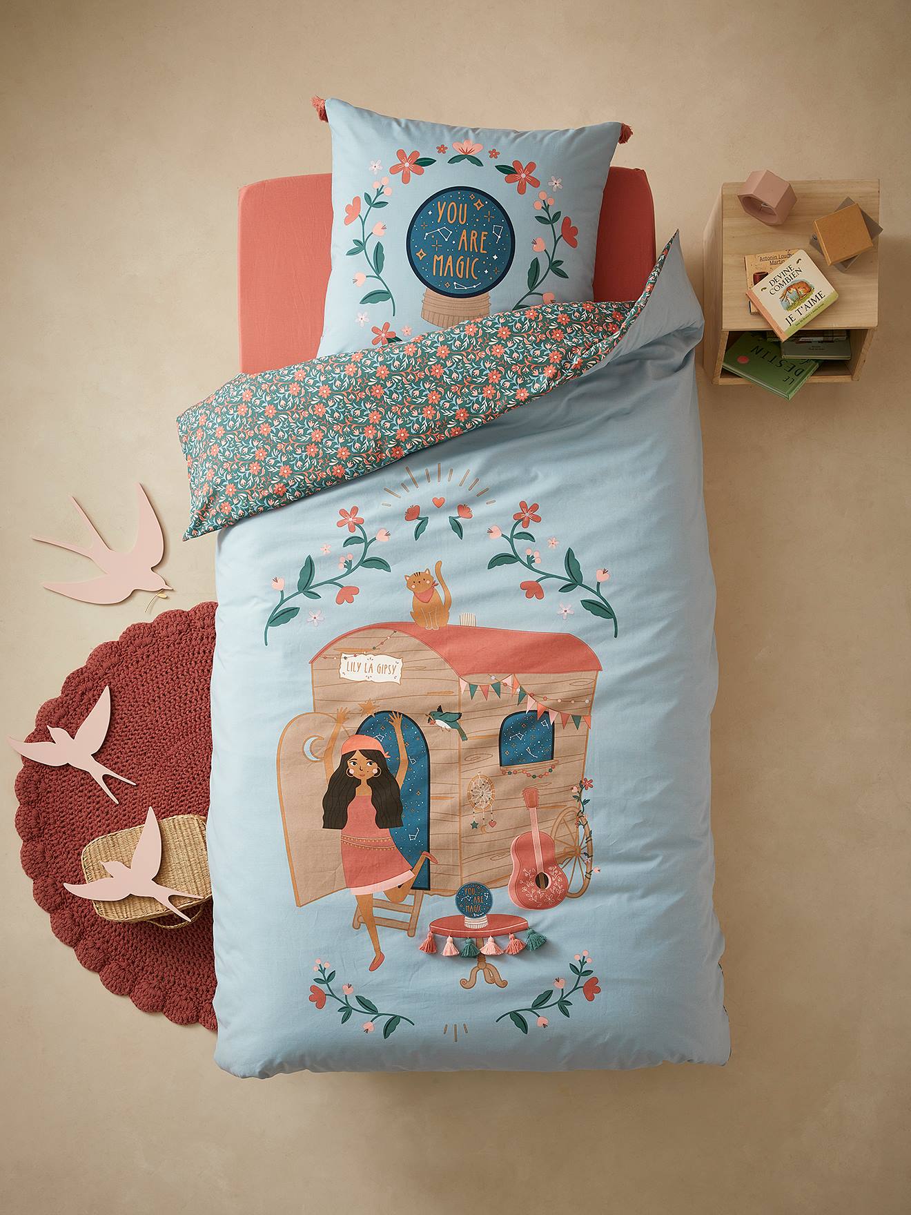 Conjunto infantil GIPSY ROULOTTE com capa de edredom e fronha, azul médio liso com estampas.