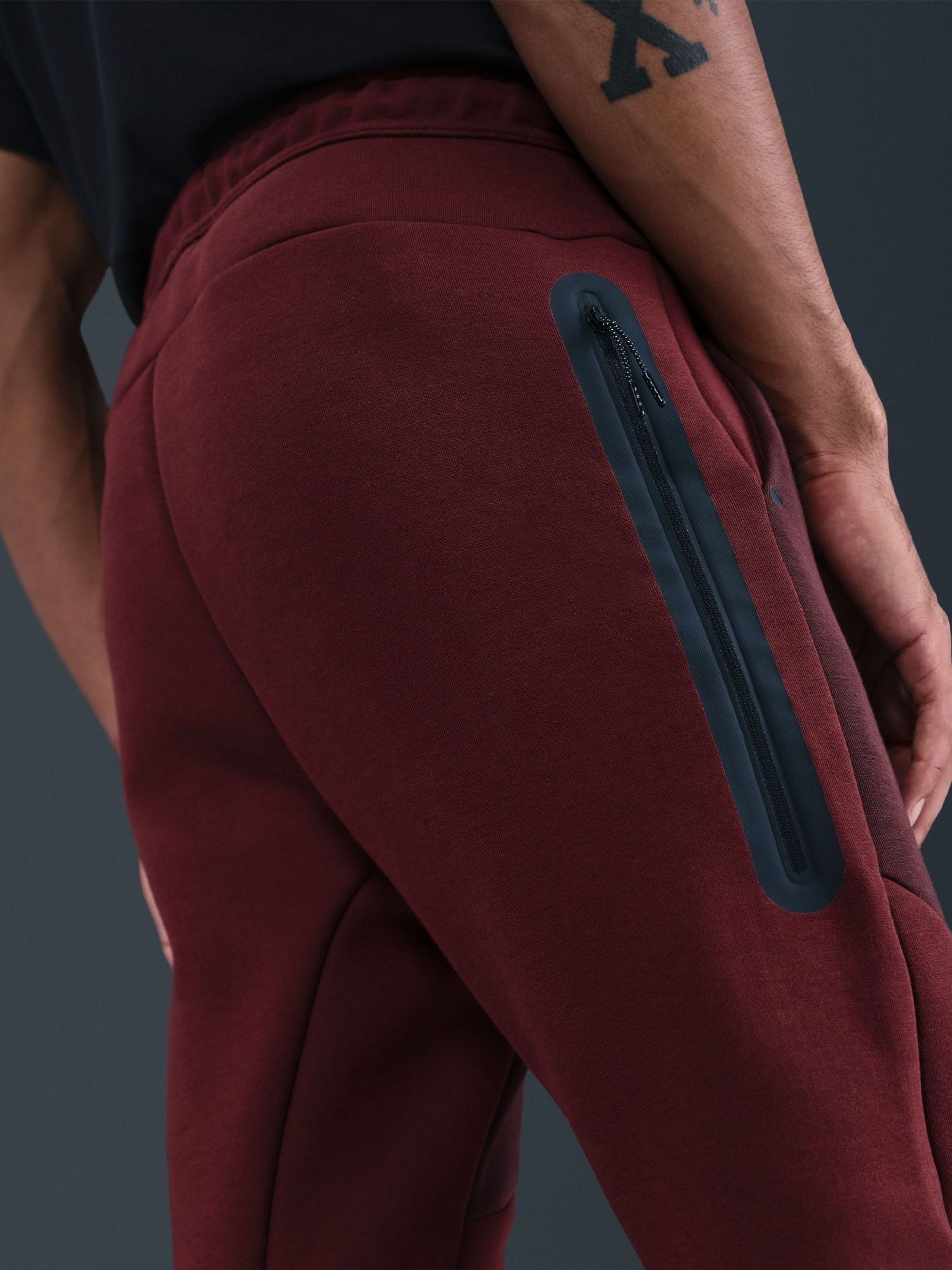 Donker team rood - Nike Tech Fleece joggingbroek