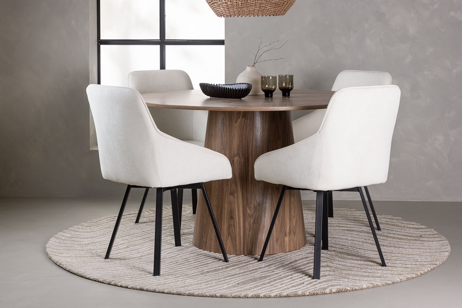 Lanzo og Rosie Spisegruppe Lanzo rundt spisebord ø120cm i natur med 4 stk. Rosie spisestoler i Beige og sorte ben.