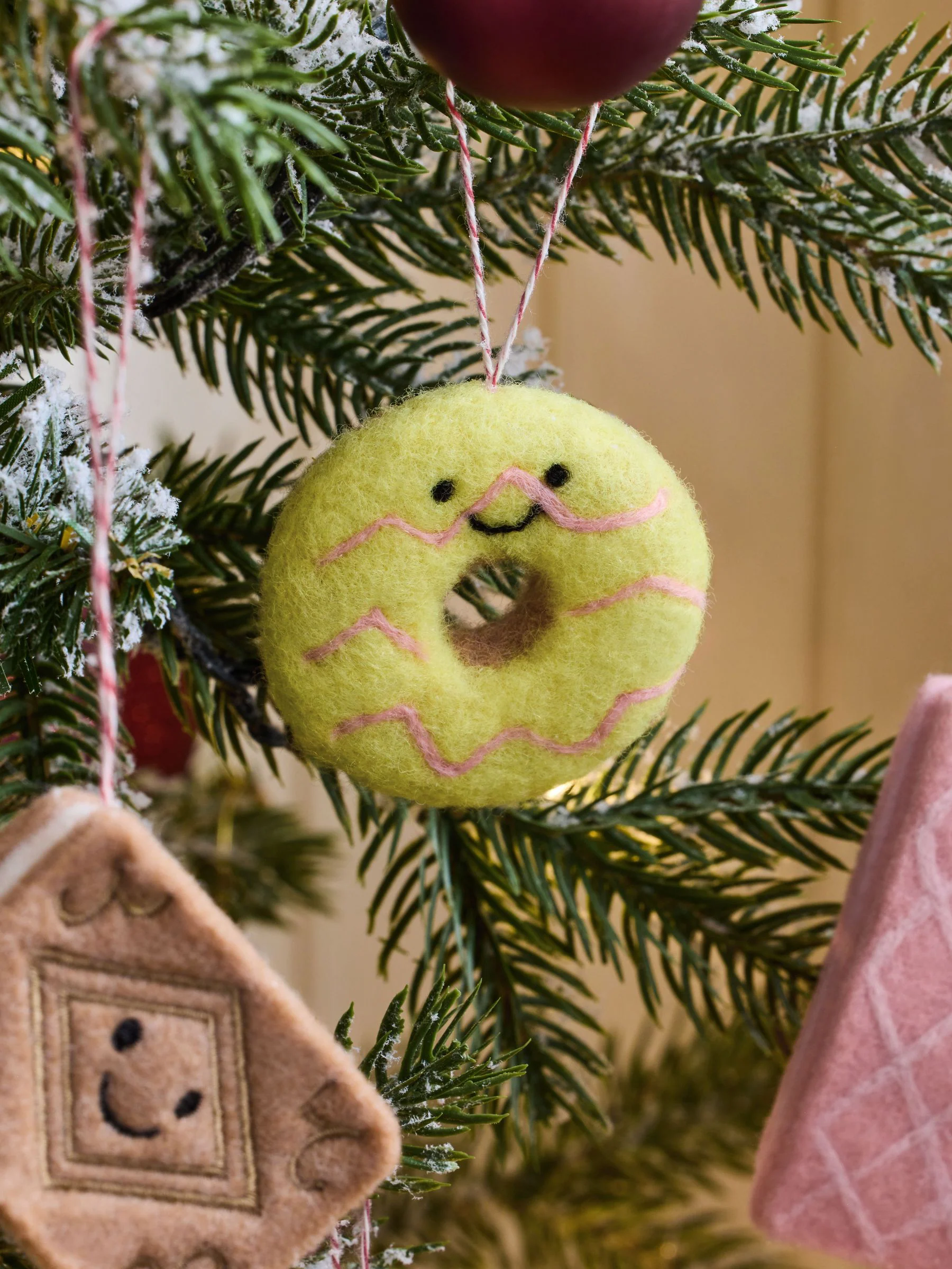 Set van 4 geassorteerde koekjes van vilt voor kerstballen