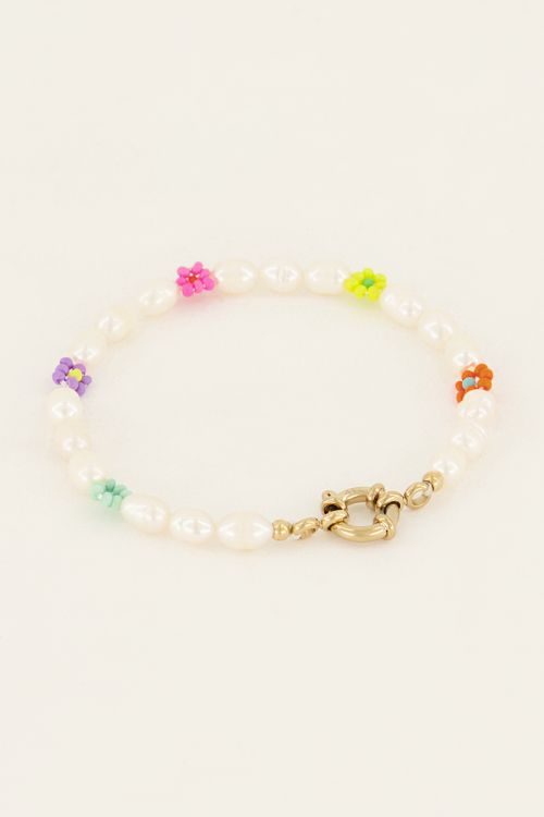 Souvenir armband met parels en bloemen