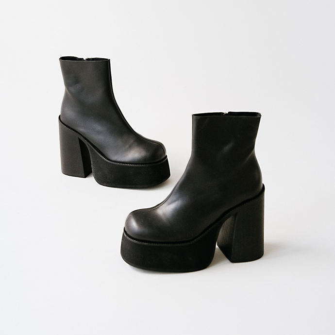 Boots à plateformes et bouts carrés  en cuir noir