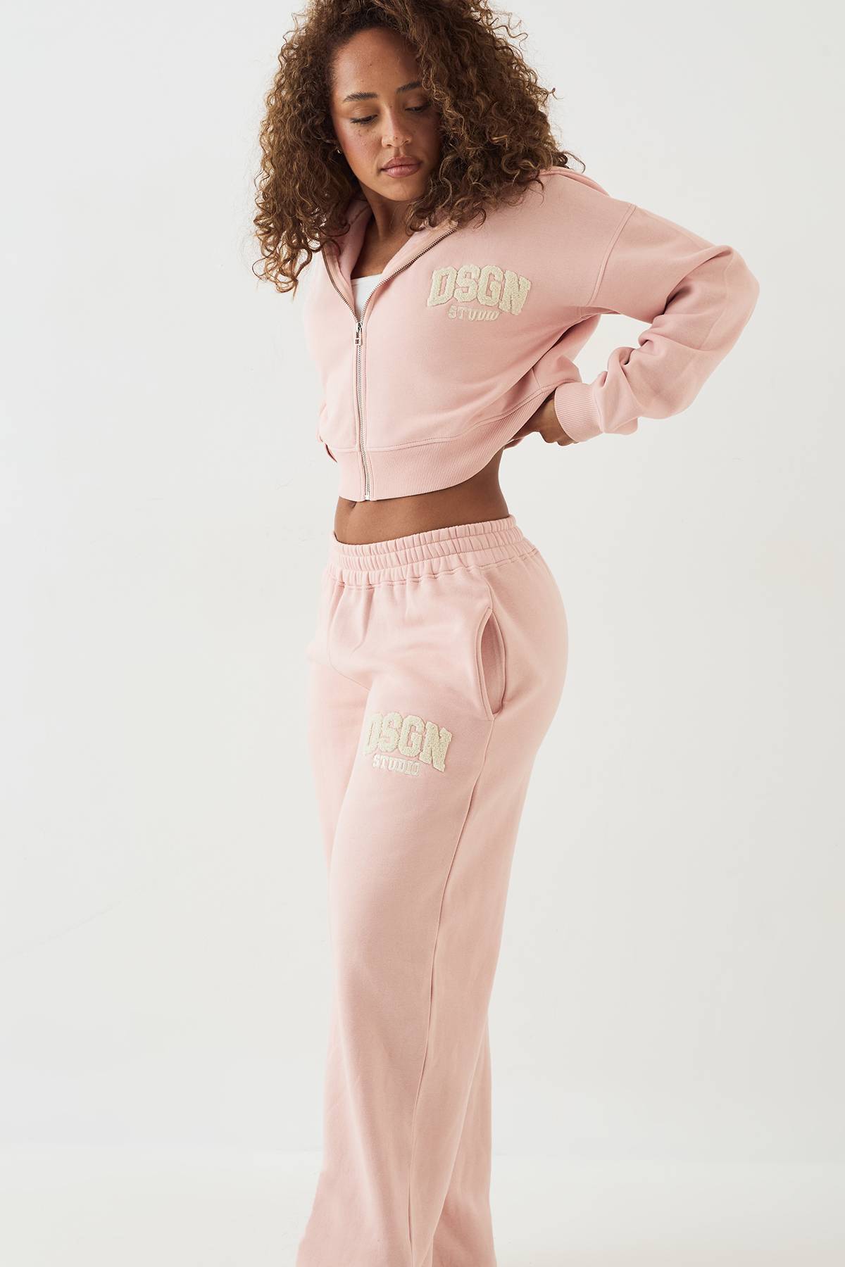 Jogging DSGN Studio en Tissu Éponge avec Appliqué Coupe Droite