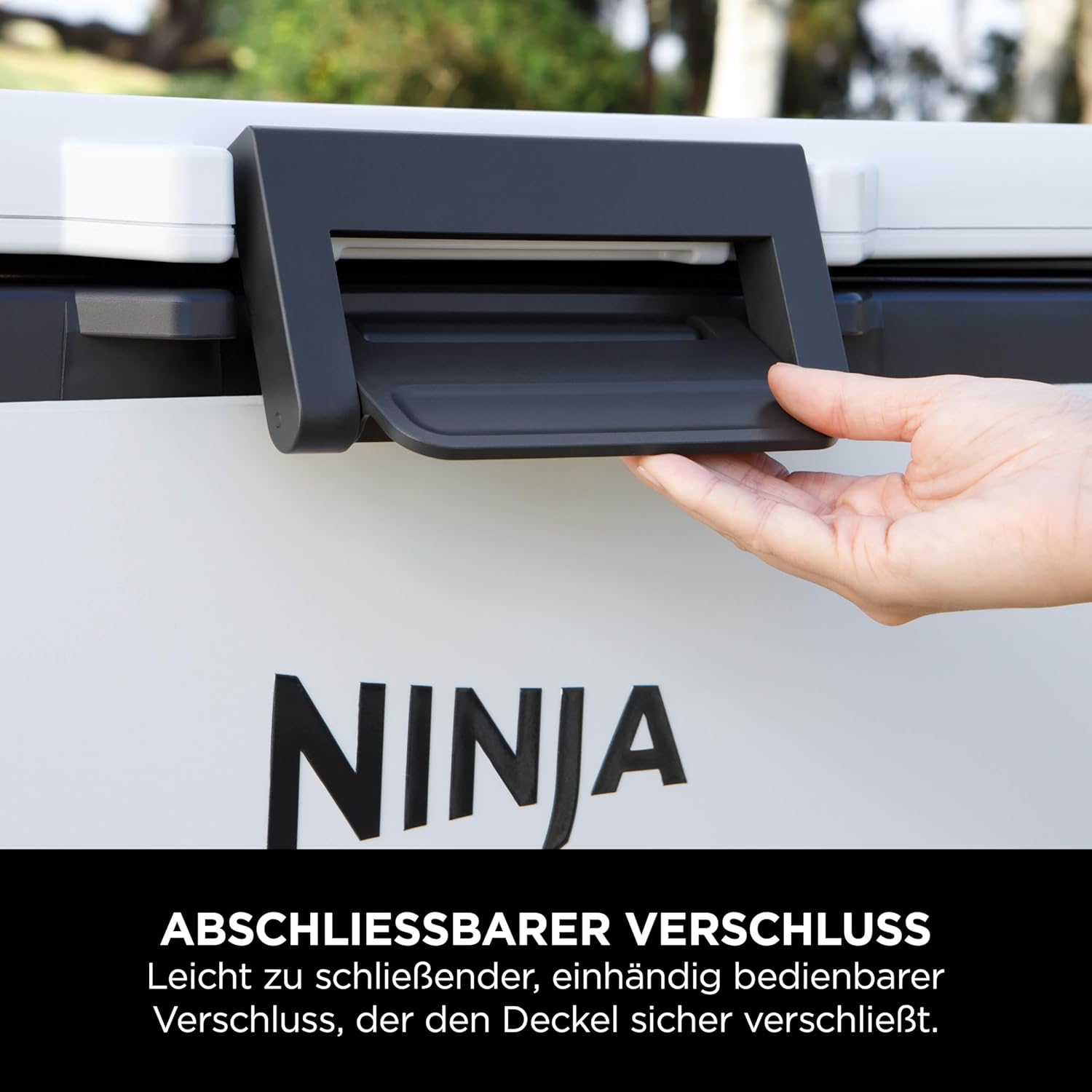 Ninja FrostVault Kühlbox mit Rollen und Isolierung, integrierter Dry Zone Schublade für Lagerung bei Kühlschranktemperatur, hält Eis tagelang, bietet Platz für bis zu 68 Dosen, Wolkenweiß, FB245EUWH