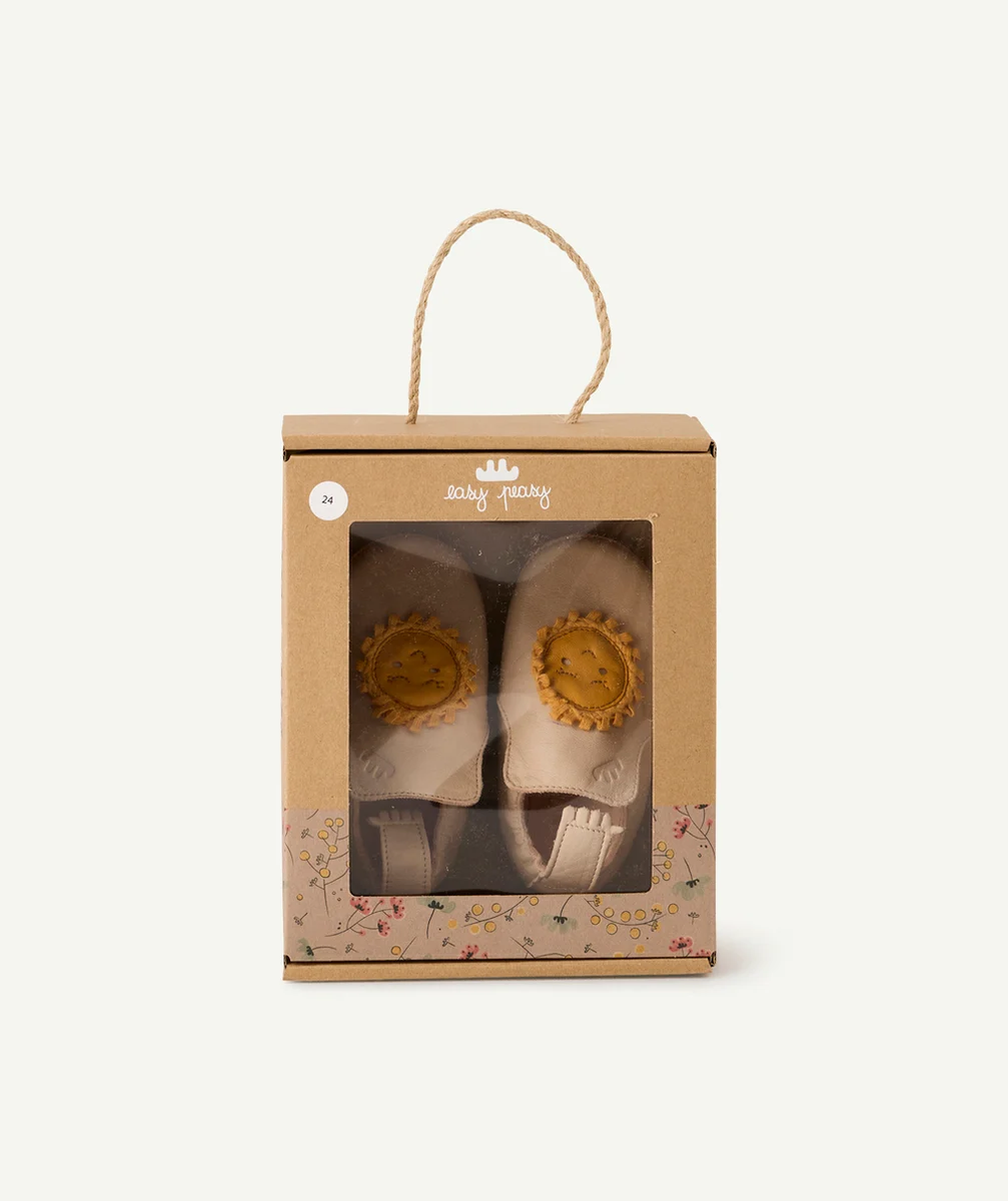 EASY PEASYCHAUSSONS EN CUIR ROSE PÂLE DÉTAIL SOLEILS