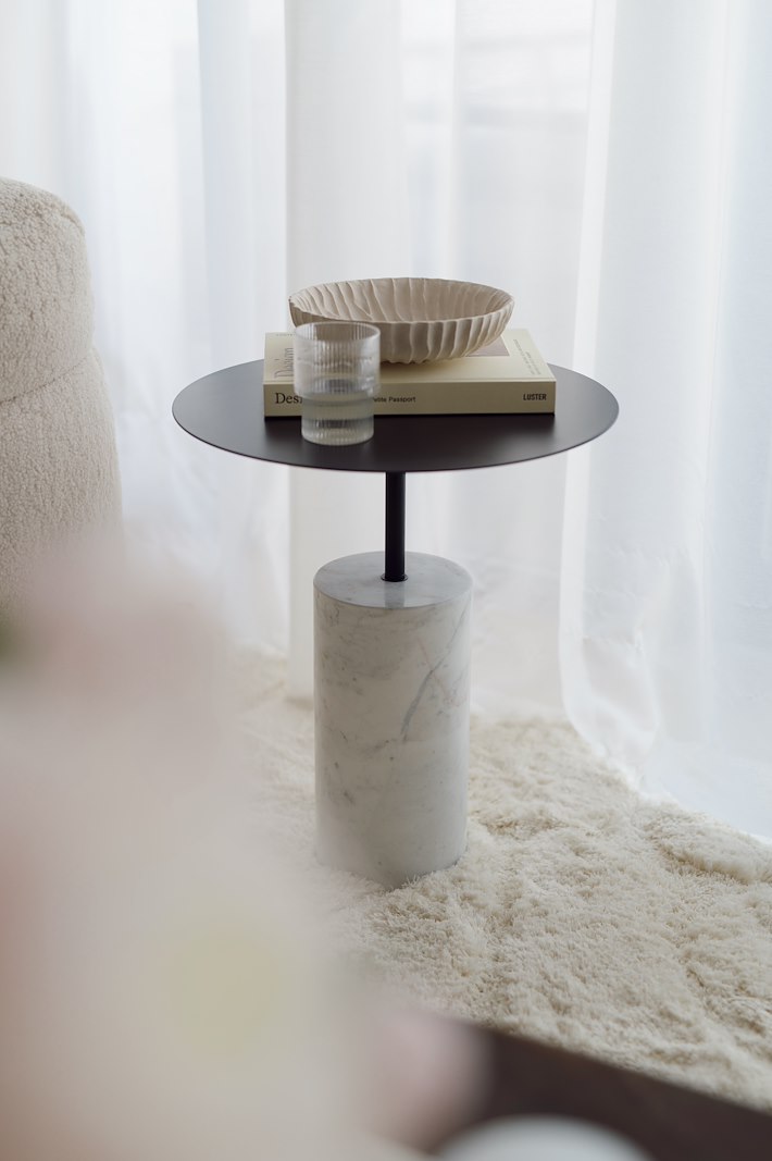 Lorenzo bord Marmorfot med sort bordplate i metall Ø:40cm H47cm