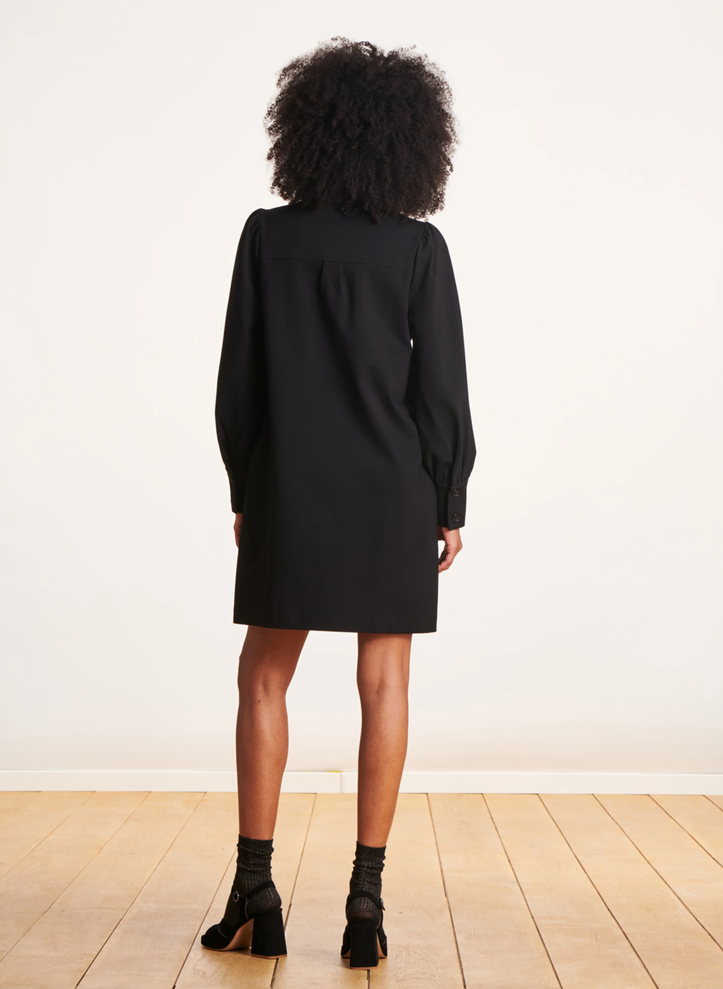 Robe courte droite col tunisien | Noir
