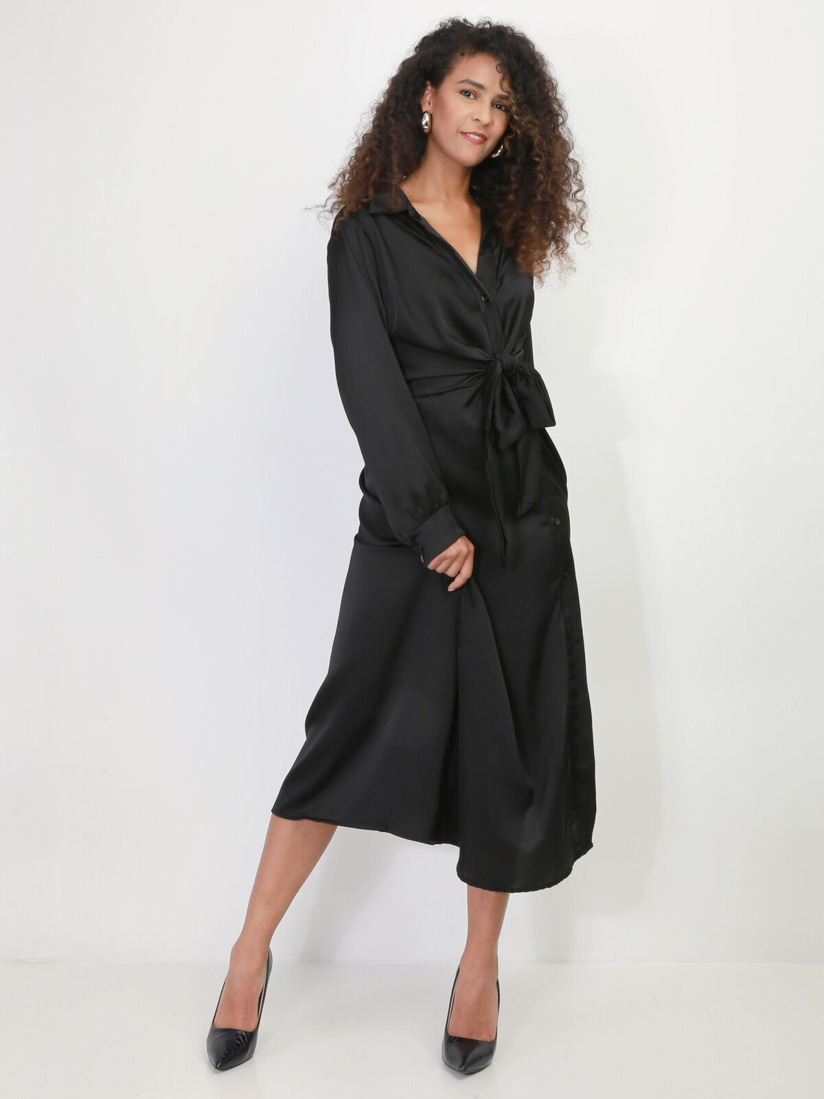 Robe chemise longue et satinée à nouer- Noir