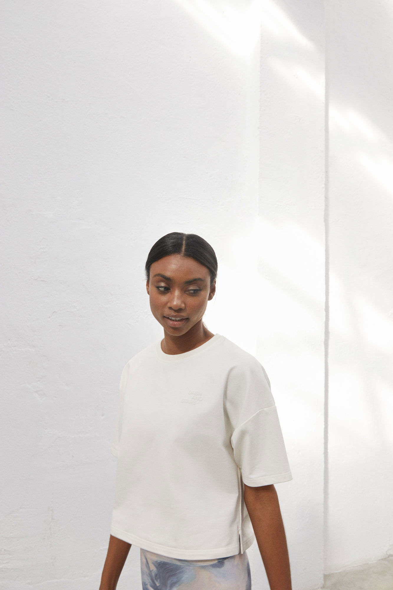 Camiseta branca cropped - bege