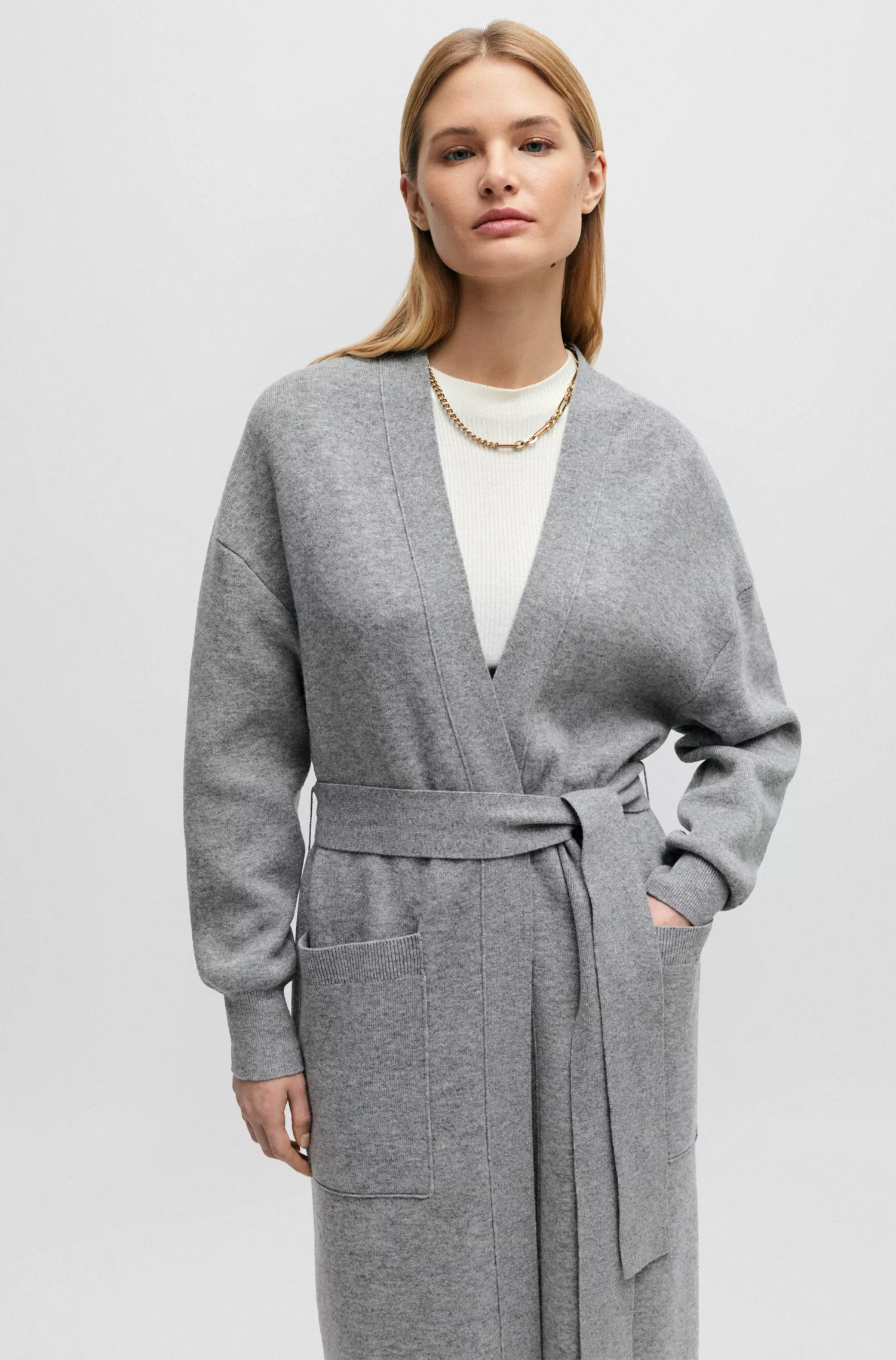 Cardigã BOSS com cinto preto em lã virgem e cashmere.
