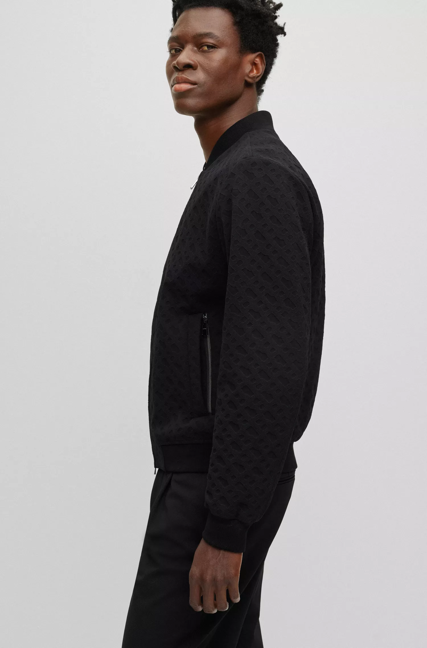 Jaqueta BOSS preta de corte slim em tecido elástico com jacquard de monograma.