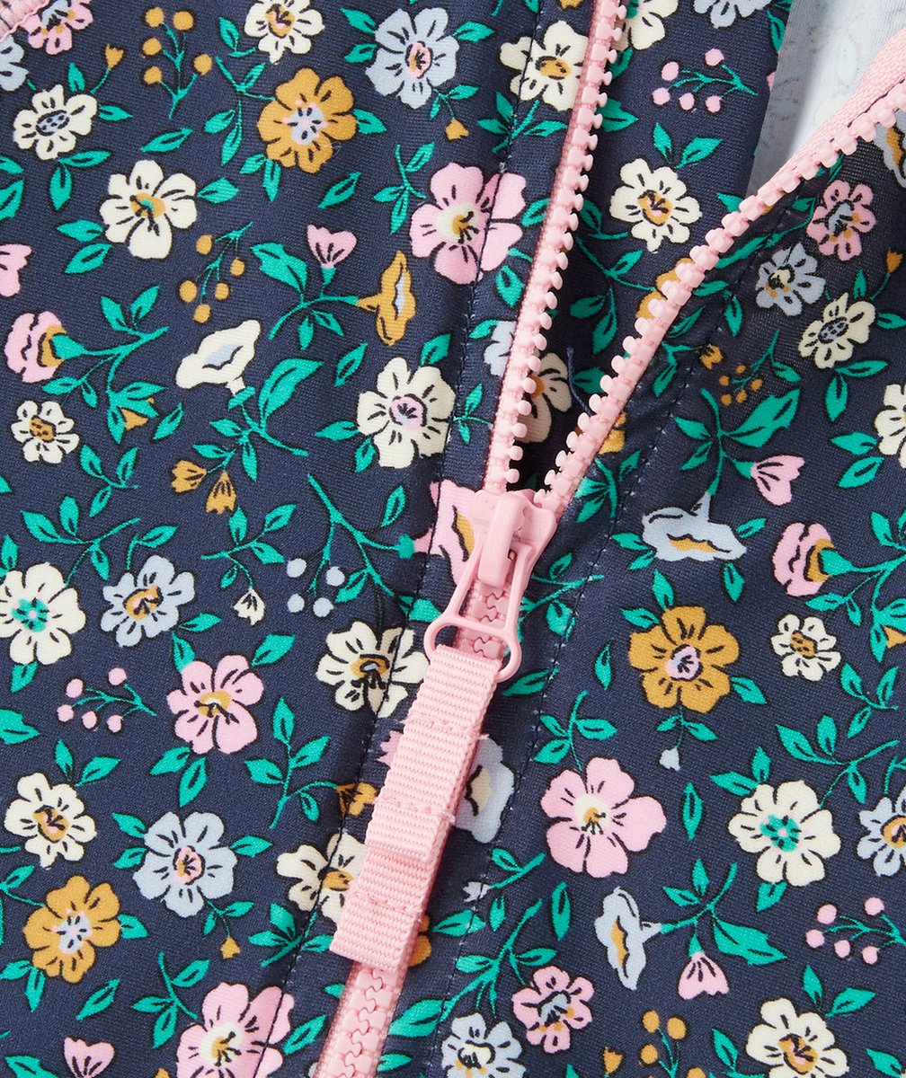 COMBINAISON ANTI-UV BÉBÉ FILLE EN FIBRES RECYCLÉES BLEU AVEC IMPRIMÉ FLEURI