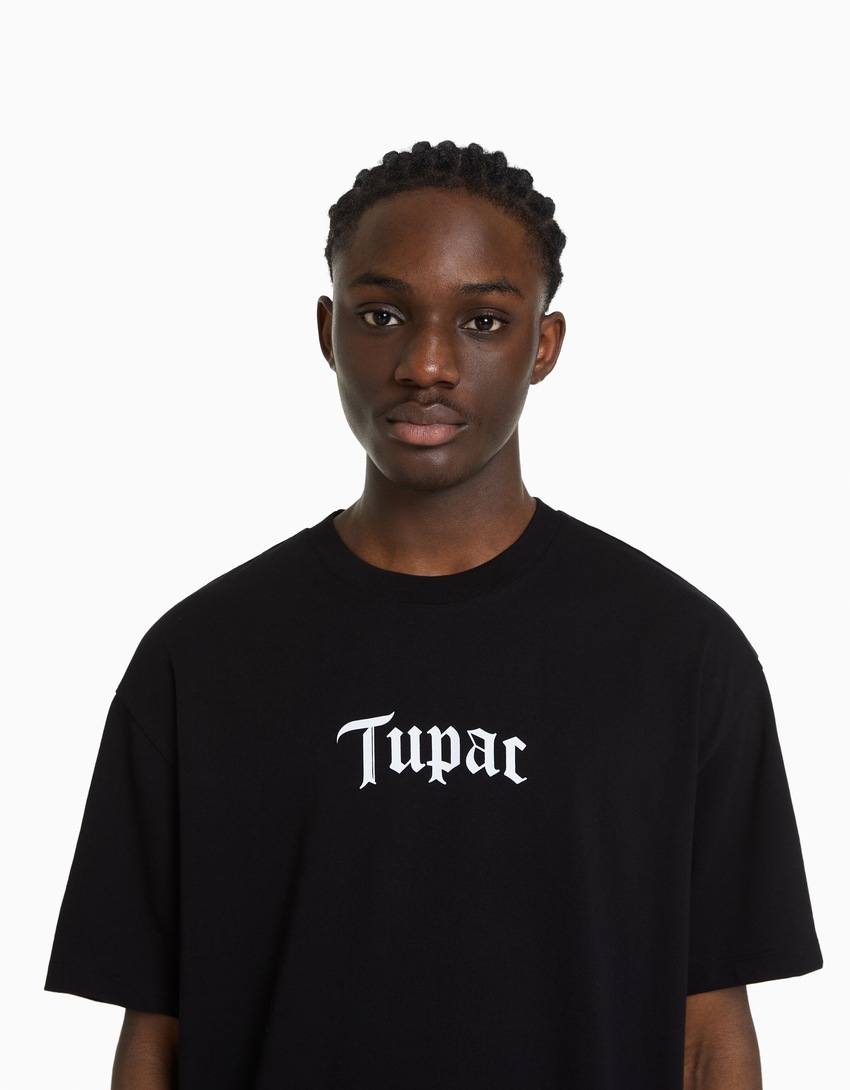 Camiseta de manga curta com estampa do Tupac e modelagem quadrada.