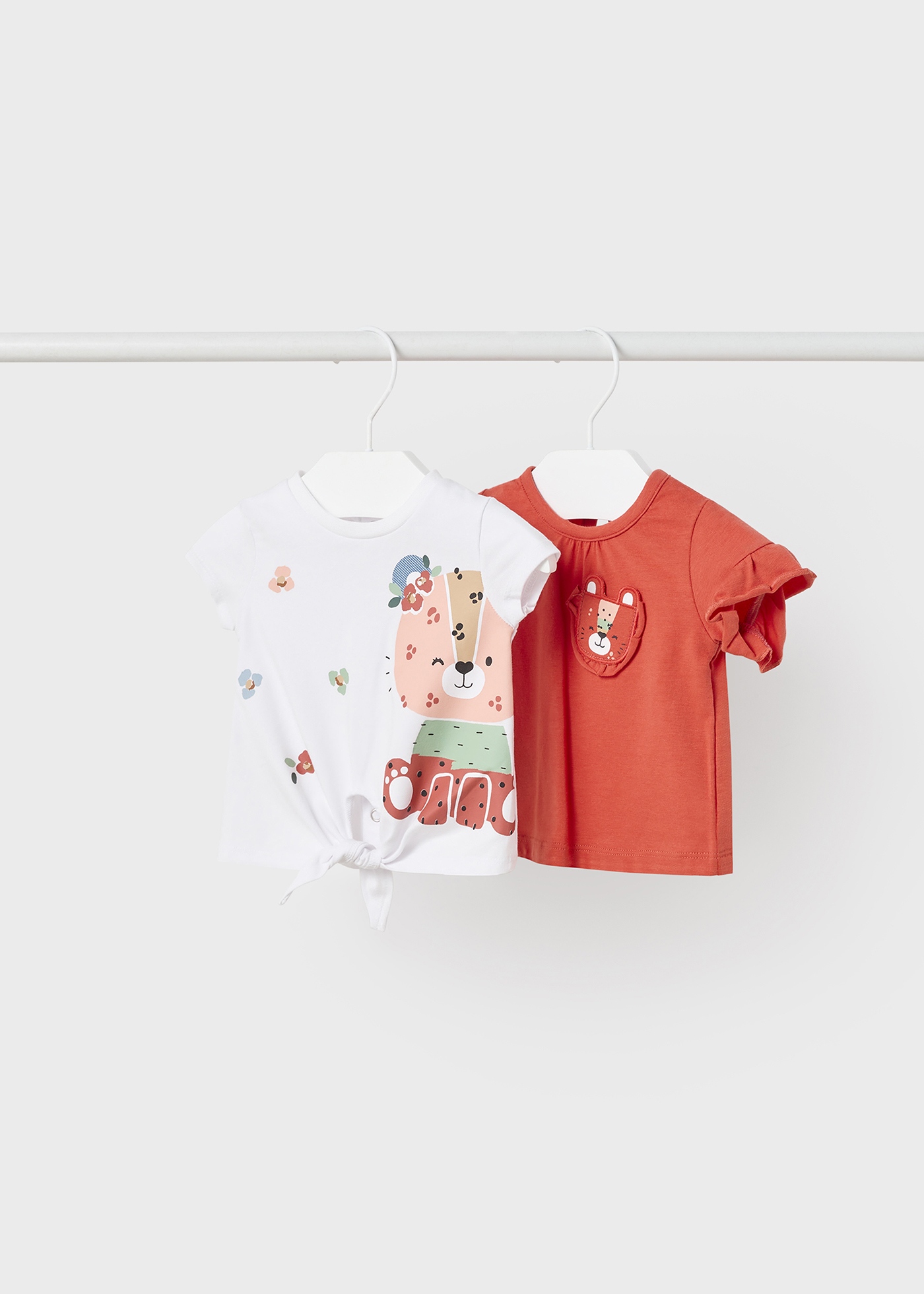Conjunto de 2 camisetas feitas com algodão sustentável para recém-nascidos.