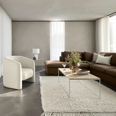 Angolo venstrevendt sofa med pufafslutning
