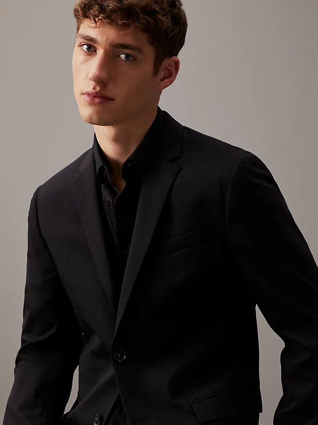 Blazer de abotoamento simples em lã elástica com modelagem slim.