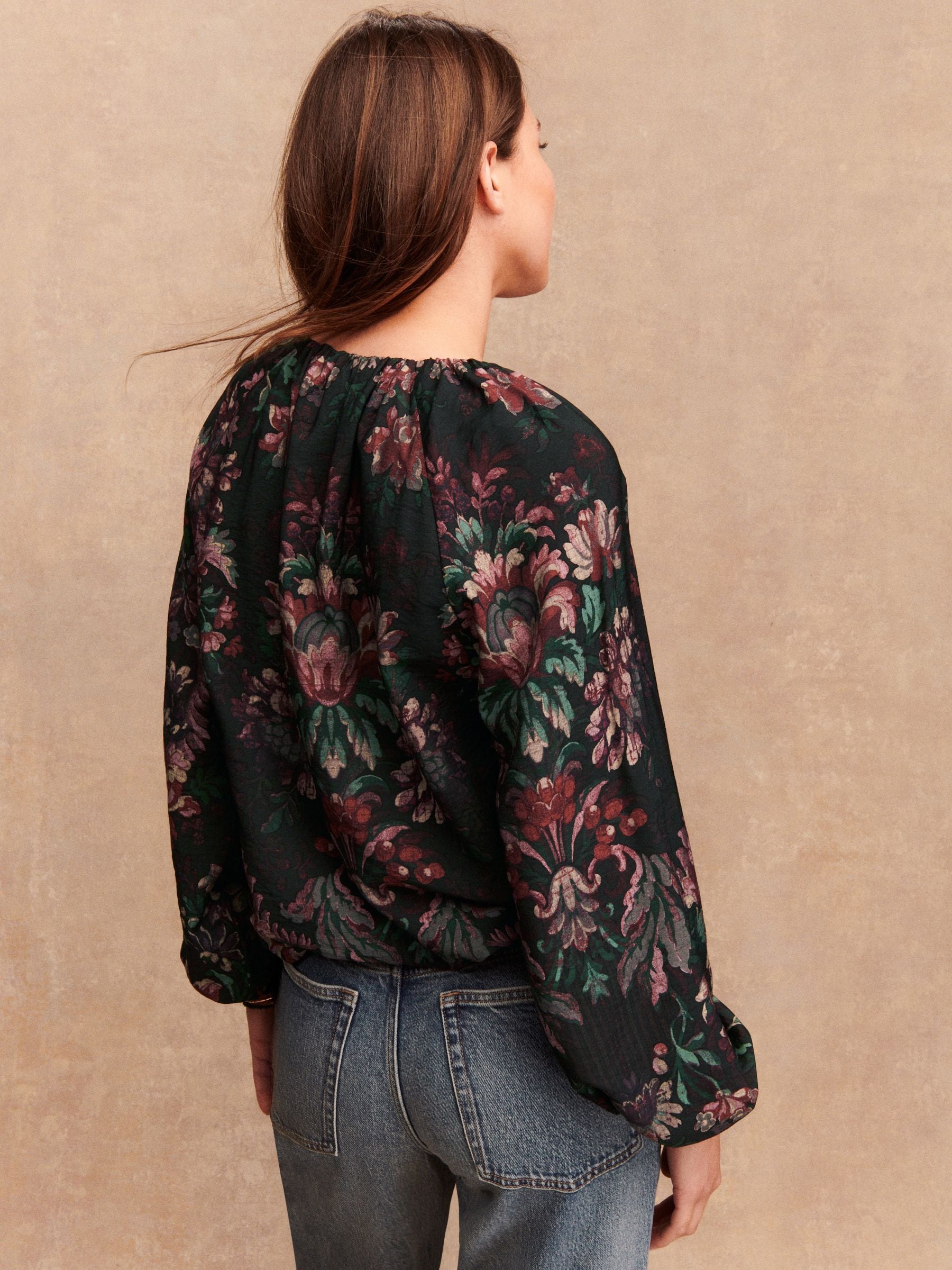 Zwart bloemenprint - Hemdtop met lange mouwen en geschulpte zoom