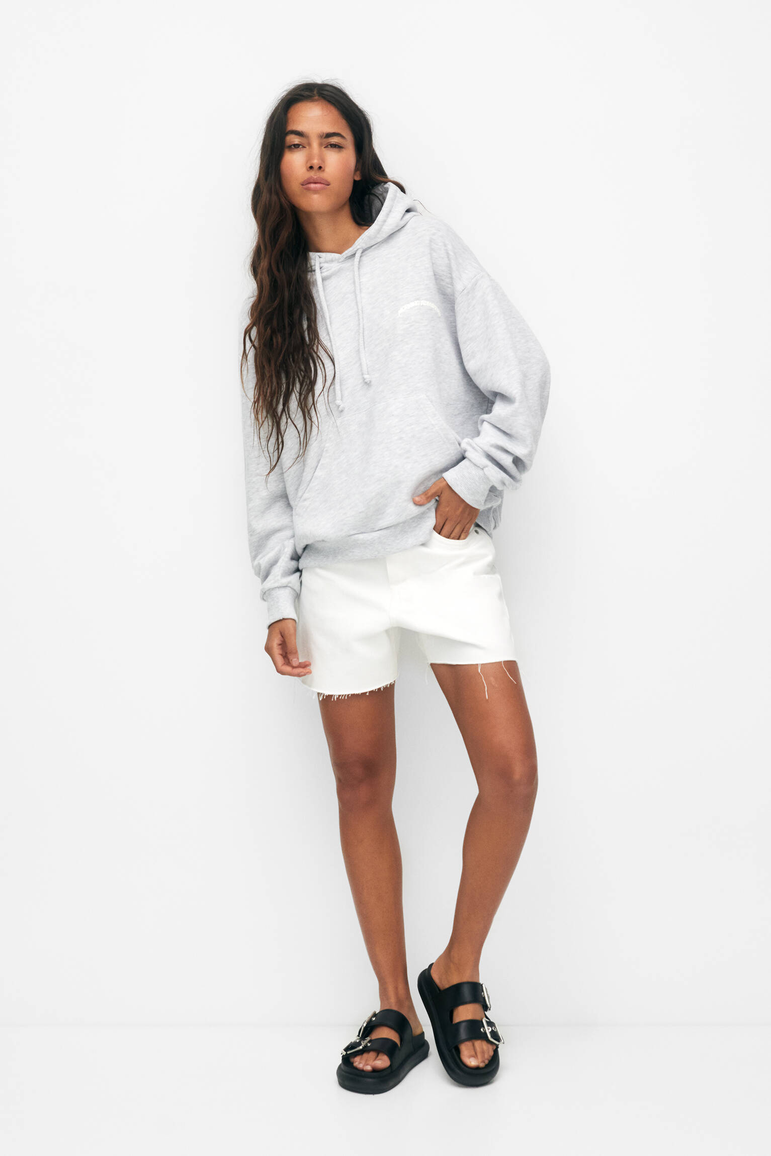 MOLETOM COM CAPUZ ESTAMPADO OVERSIZED - COR CLARA
